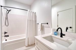 Phòng tắm tại N Portland Condo - Walk to Food Bars Music