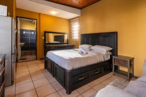 Ένα ή περισσότερα κρεβάτια σε δωμάτιο στο De Oude Hof Lodge