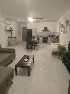 圣保罗湾城Maisonette in St Pauls Bay的客厅配有沙发和桌子