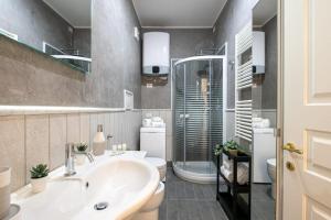 a bathroom with a sink and a toilet and a shower at SuiteCentroStorico-Leaning Tower-Self check-in-AC in Pisa