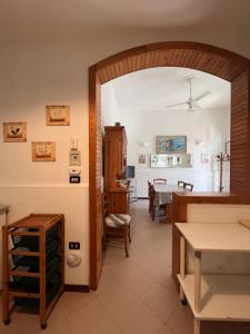 un soggiorno con un tavolo e una sala da pranzo di Casa Maria a Santa Maria al Bagno Altre 20 foto