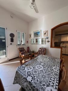 una sala da pranzo con tavolo decorato in bianco e nero di Casa Maria a Santa Maria al Bagno