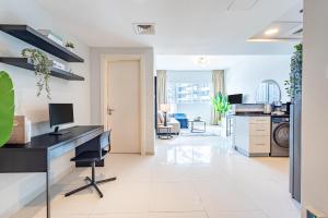Dapur atau dapur kecil di Elegant 1BDR for Business Travelers and Families in the Heart of Reem Island