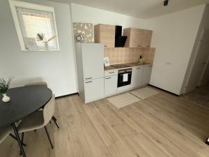 Η κουζίνα ή μικρή κουζίνα στο Place2stay Gloggnitz2