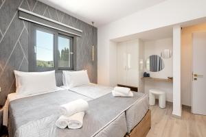 Un dormitorio con una cama grande con toallas. en Villa Stella, en Gouvia 54 fotos más