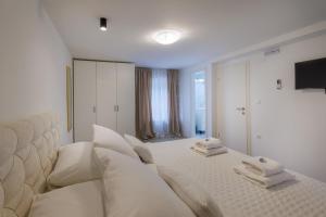 Giường trong phòng chung tại Villa Marina +26 ảnh