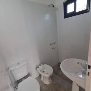 Ένα μπάνιο στο Complejo casa grande y dos lofts en Traslasierra