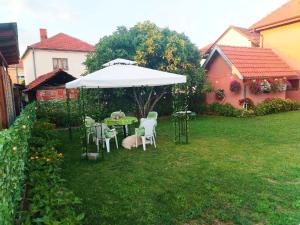 En have udenfor Prenoćište KUĆERAK + 3 billeder