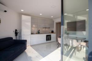 Fotografie z fotogalerie ubytování Modern Grey Harmony Retreat Apartment v destinaci Bertoki