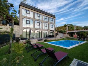 a house with a swimming pool in the yard at Sequeira Arantes Casa 2 in Terras de Bouro