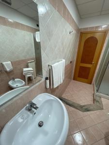 Ένα μπάνιο στο Hotel Toscano +37 φωτογραφίες