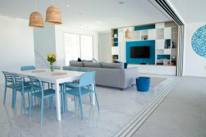 TV a/nebo společenská místnost v ubytování Villa Lagoon - Élégance moderne avec vue mer et lagune