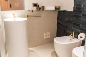 Koupelna v ubytování Madia's House by MONHOLIDAY + 2 fotografie