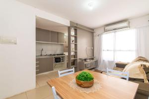 Η κουζίνα ή μικρή κουζίνα στο Apartamento girassois com ar condicionado