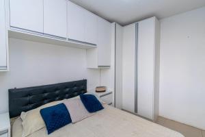 Ένα ή περισσότερα κρεβάτια σε δωμάτιο στο Apartamento girassois com ar condicionado