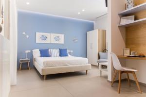 Un dormitorio con una cama y un escritorio con una silla. en Le Chicche by MONHOLIDAY, en Monopoli 21 fotos más