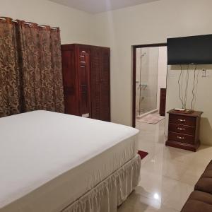 Cave HillParadise Place Grande King的卧室配有白色大床和梳妆台