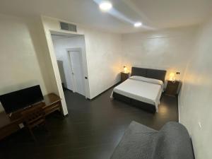Ένα ή περισσότερα κρεβάτια σε δωμάτιο στο Hotel Toscano