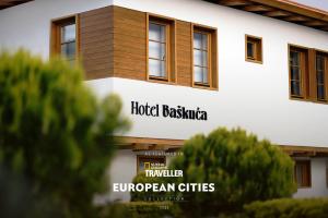 萨拉热窝Hotel Baškuća Sarajevo的波斯尼亚土耳其欧洲城市的一家酒店在一栋建筑上签名
