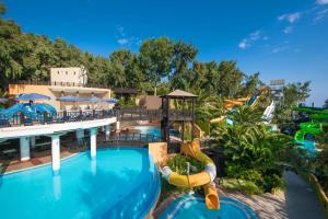 Bazén v ubytování Fodele Beach Water Park Resort nebo v jeho okolí
