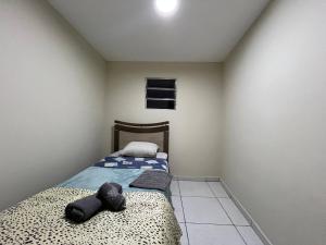 Un dormitorio con dos camas en una habitación. en Espaço Confort Próximo ao Aeroporto Guarulhos, en Guarulhos 2 fotos más