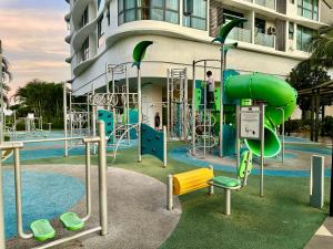 Herní místnost nebo prostor pro děti v ubytování Cozy Suites Hijauan Medini Near Legoland 2B1B