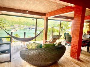 Posezení v ubytování Anfitriões Angra -Vista Espetacular