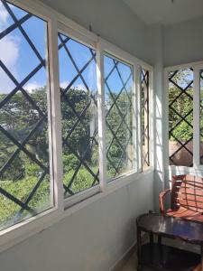 Camera con finestre, tavolo e vista di Tn27callingkrishholiday a Yercaud Altre 19 foto