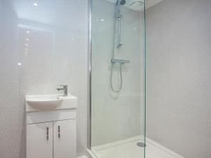 ein Badezimmer mit Glasdusche und Waschbecken in der Unterkunft Crofty's Celder - Uk35181 in Pool