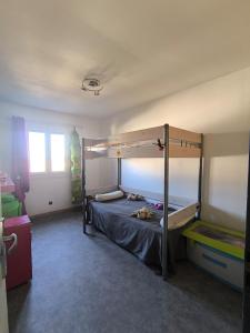 a bedroom with two bunk beds in a room at Agréable maison avec jacuzzi in Vinassan +7 photos