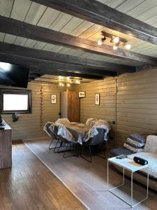 Zimmer mit Tisch und Stühlen in der Unterkunft Amonte Mountain Resort in Muntele Rece