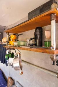 a kitchen with a shelf with pots and pans at Cabanas na Natureza em Alto Paraíso in Alto Paraíso de Goiás