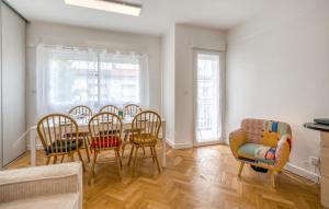 ein Esszimmer mit Tisch und Stühlen in der Unterkunft Appartement Proche Plage in Royan + 12 Fotos