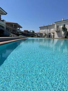 Bazén v ubytování Sardinia Lighthouse Apartment nebo v jeho okolí