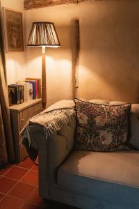 ein Zimmer mit einer Couch mit einer Lampe und einer Lampe in der Unterkunft Straw Plaiters Cottage in Wendover