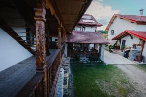 Imagen de la galería de Agro-pensiunea "Plaiul Castanilor", en Tismana 54 fotos más