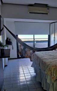 ジョアンペソアにあるHotel Tambau Flat particular908のベッド1台(ハンモック付)が備わる客室です。