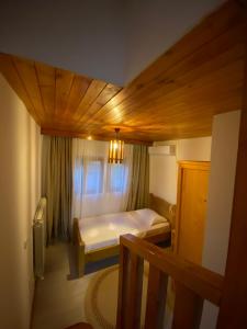 mała sypialnia z łóżkiem i oknem w obiekcie Gegest Hotel w mieście Theth