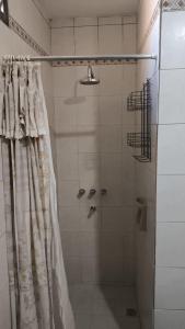 Un baño con ducha con cortina de ducha. en las palmeras,Valle Viejo,Catamarca, dpto 1er piso, en San Isidro