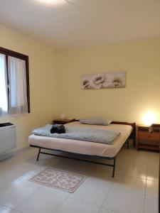 a bedroom with a bed and a painting on the wall at Casa Coghinas Appartement Mirto in Santa Maria Coghinas