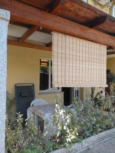 a porch with a table and a window with a blind at Casa Coghinas Appartement Mirto in Santa Maria Coghinas