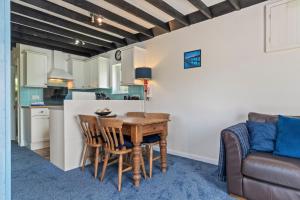 アベルポルスにあるCowslip at Gorslwyd - Sound Retreatのテーブルとソファのあるキッチンとダイニングルーム +32枚の写真
