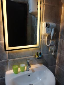 Ένα μπάνιο στο Pyramids Way Inn +37 φωτογραφίες