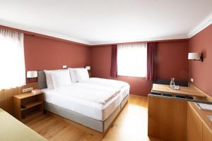 ein Hotelzimmer mit einem Bett und einem Waschbecken in der Unterkunft Forsthaus Waldesruh in Lech am Arlberg