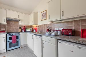 Η κουζίνα ή μικρή κουζίνα στο Poppy at Gorslwyd - Sound Retreat