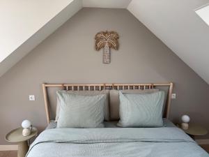 a bedroom with a bed with a plant on the wall at Nieuw in 2025 Bundi Coast Vakantiehuis bij Strand & Duinen in Egmond aan Zee