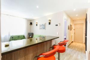 a room with a bar with two orange chairs at My appartement Perpignan 50m2 in Perpignan