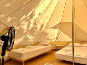 Voodi või voodid majutusasutuse Nirikos Camping toas