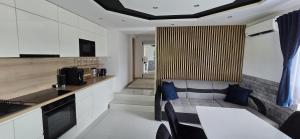 Una cocina con un sofá y una mesa en una habitación. en Apartament u Krupy, en Murzasichle