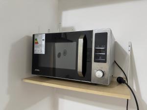 eine Mikrowelle auf einem Regal in einer Wand in der Unterkunft Departamento Centro - San Miguel De Tucumán in San Miguel de Tucumán